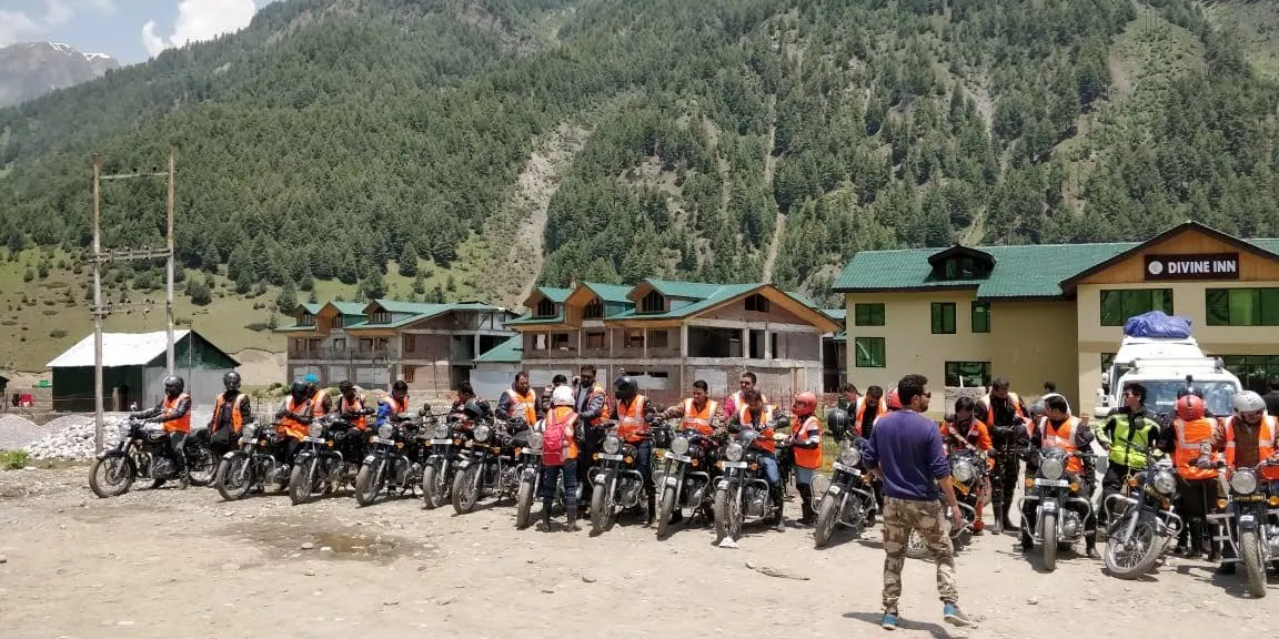 Bikers briefing enroute Ladakh
